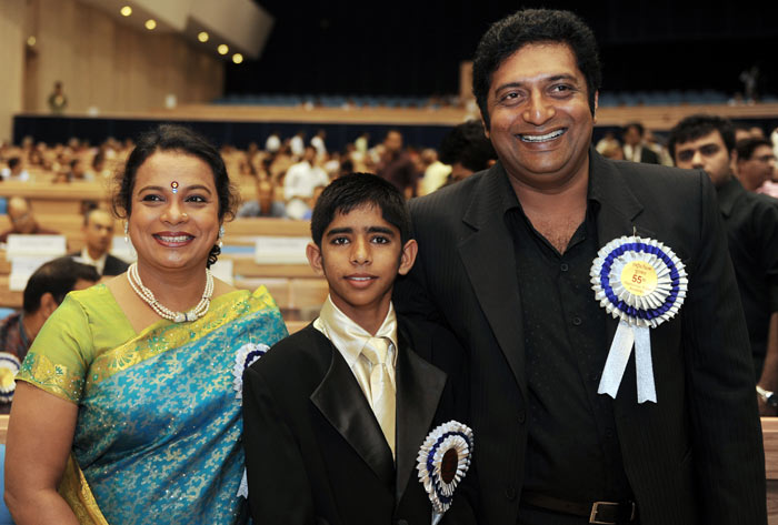 Best Actress award winner Umashree, her co-star and Best Child Actor award winner Sharad Goyekar and Best Actor award winner Prakash Raj attend the 55th National Film Awards Function in New Delhi on October 21, 2009. President Pratibha Patil presented the awards for best feature film, actors and director of national cinema.&nbsp; (Photo &amp; Text: AFP)